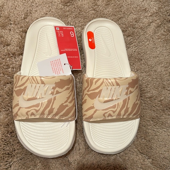 NWT NIKE POOL SLIDES LOUNGE SANDALS BEACH SHOES 6 womens - Picture 4 of 8